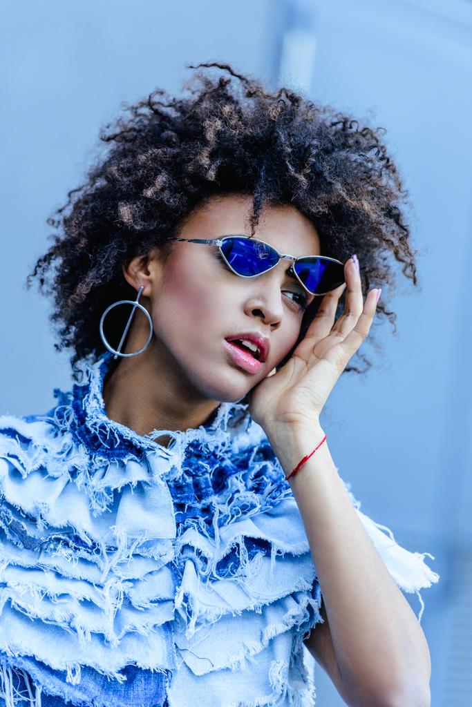 Afro-Amerikan modeli Güneş gözlüğü - Fotoğraf, Görsel