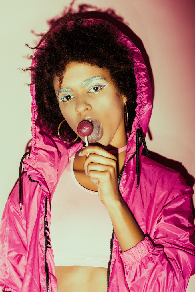 афро-восьмидесятая девушка с lollipop
 - Фото, изображение