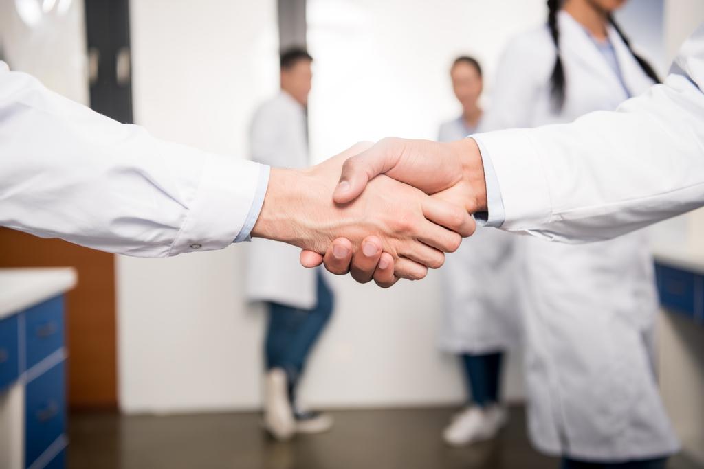 Médicos dándose la mano
 - Foto, imagen