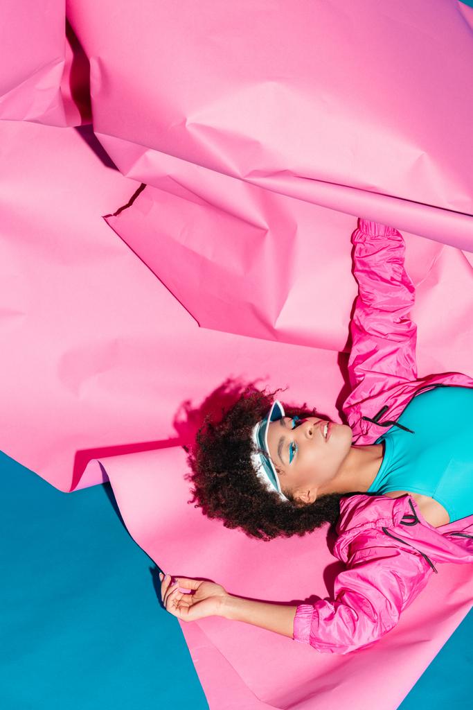 modello afroamericano in posa con carta rosa
 - Foto, immagini