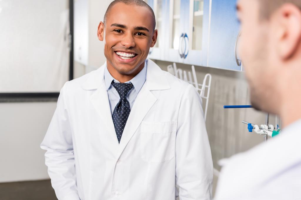 médecin afro-américain en blouse de laboratoire
 - Photo, image
