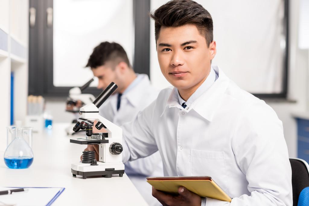 Молодий вчений з мікроскопом
 - Фото, зображення