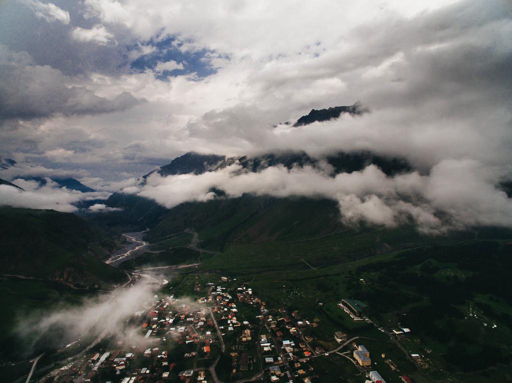 cidade em montanhas com nuvens, Geórgia
 - Foto, Imagem