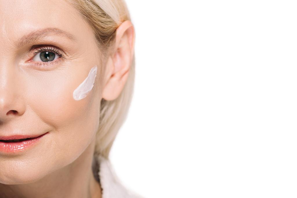 mulher madura com creme cosmético no rosto
 - Foto, Imagem