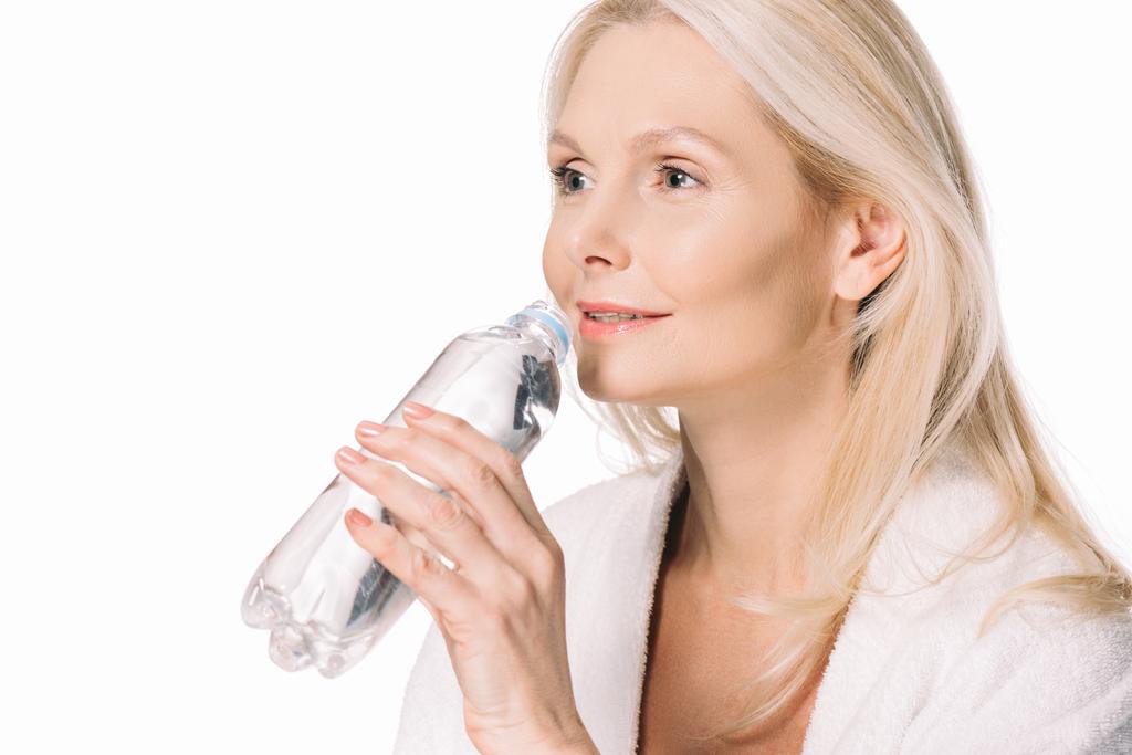 зріла жінка п'є воду
 - Фото, зображення