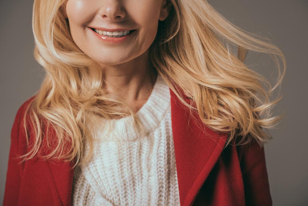 Gülümseyen kadın kırmızı ceket - Fotoğraf, Görsel