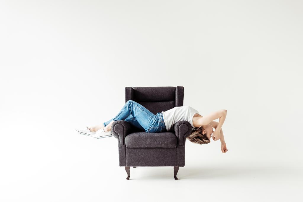женщина в сингле, лежащая на кресле
  - Фото, изображение