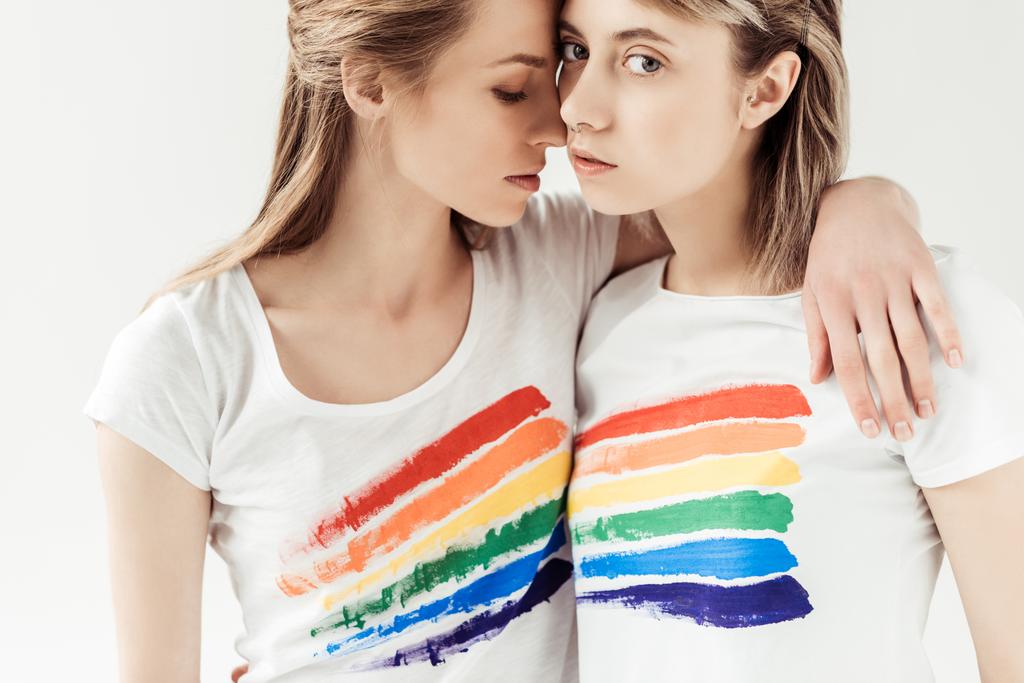 lesbijki w białe koszulki z nadrukiem tęczy - Zdjęcie, obraz