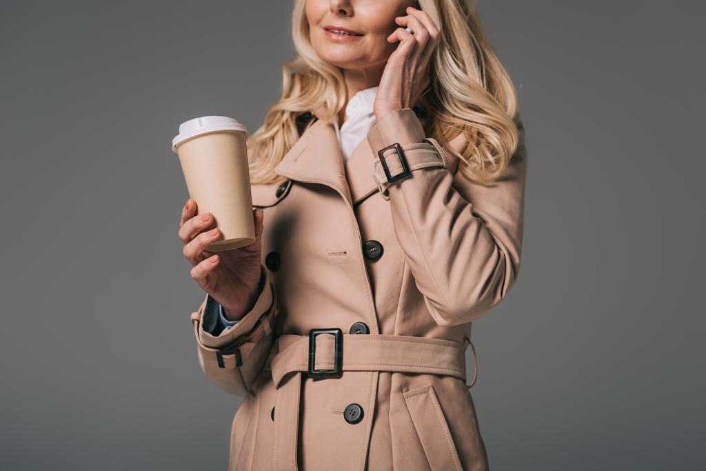 donna in trench parlare per telefono
 - Foto, immagini