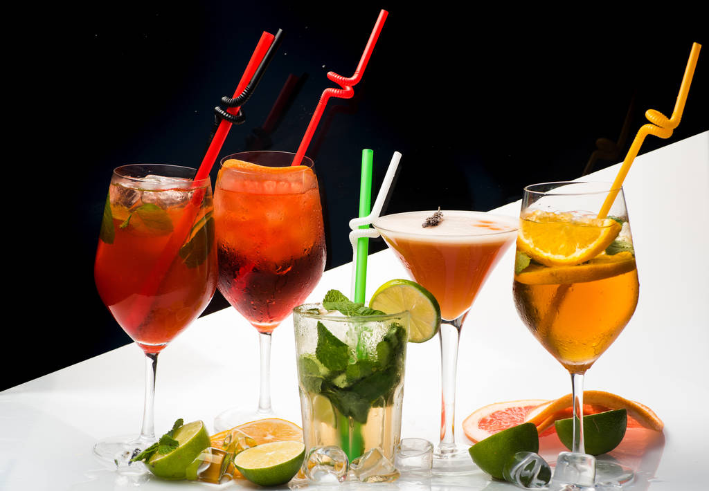 Алкогольные напитки и фрукты в ресторане
. - Фото, изображение