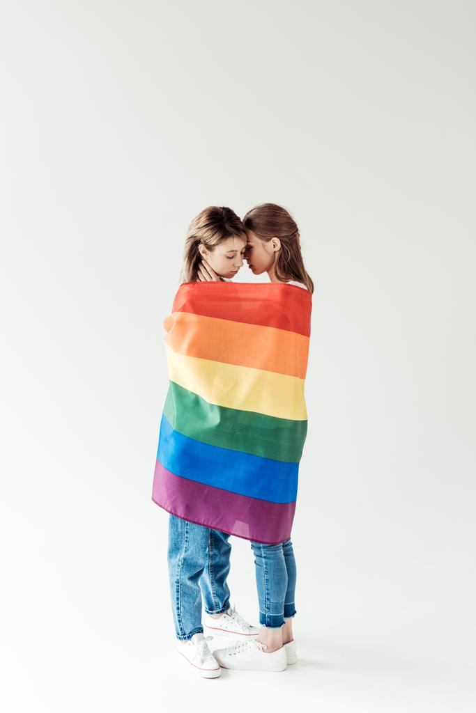 Lesbianas pareja envuelta en arco iris bandera
  - Foto, Imagen