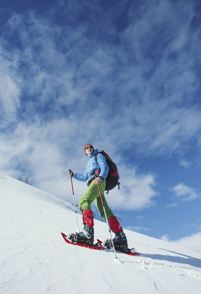 Bir adam dağlarda kışın tırmanıyor.. - Fotoğraf, Görsel