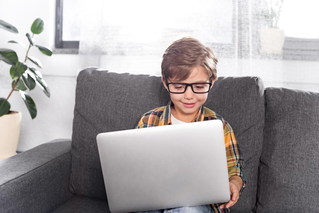 menino usando laptop - Foto, Imagem