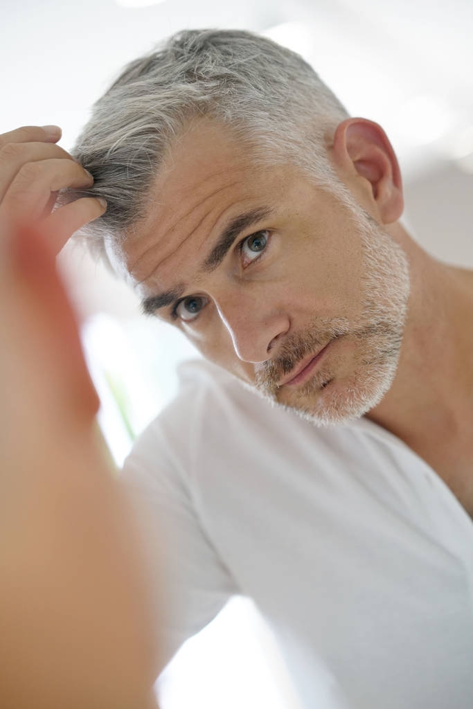 Muž kontrola vlasy  - Fotografie, Obrázek