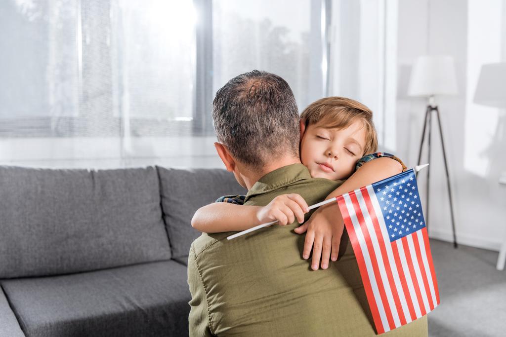 padre e hijo americanos abrazando
 - Foto, Imagen