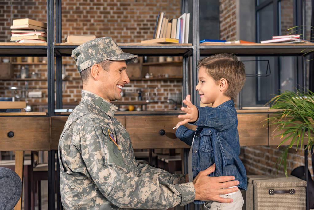 menino feliz e pai em uniforme militar
 - Foto, Imagem