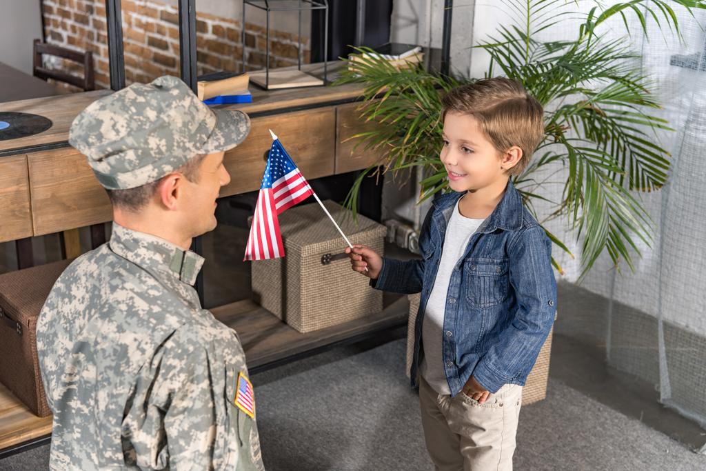 στρατιωτική πατέρα και γιο με σημαία των ΗΠΑ - Φωτογραφία, εικόνα