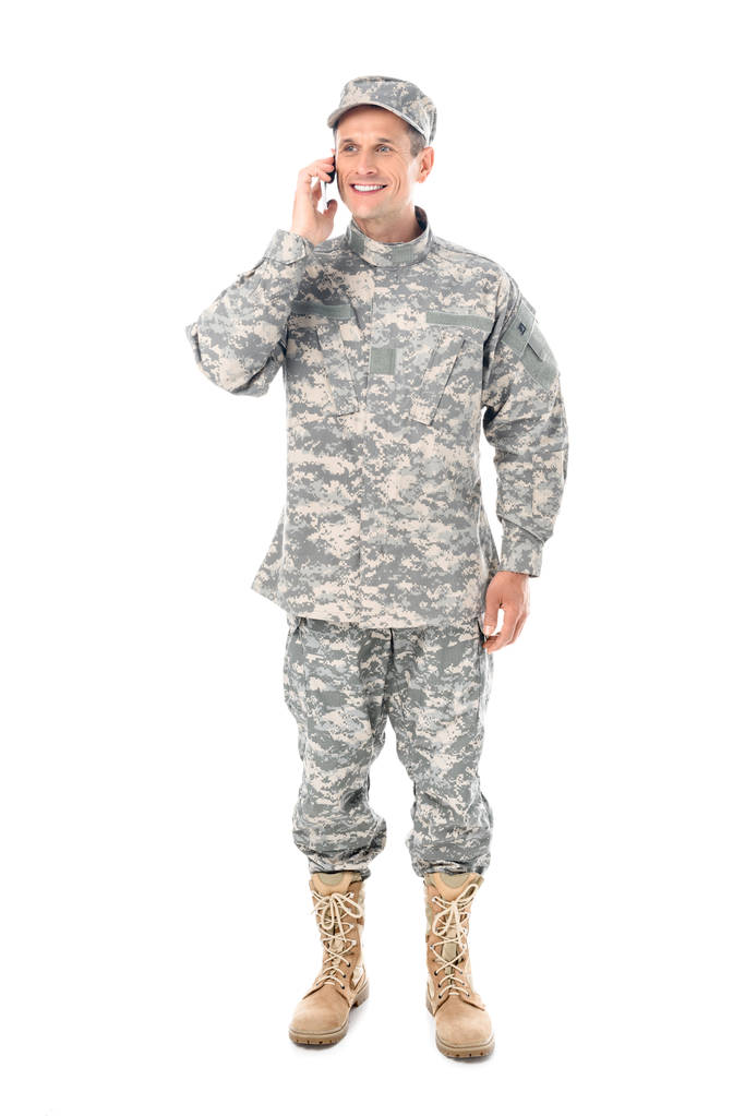 στρατιωτικός άνδρας μιλώντας από τηλεφώνου - Φωτογραφία, εικόνα