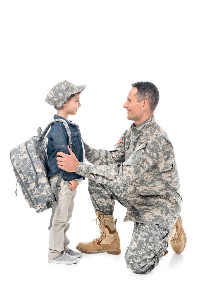 vader in camouflage uniform en zoon - Foto, afbeelding