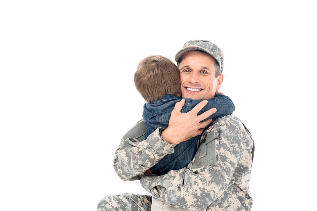 isä sotilaallinen univormu syleilee pojan kanssa
 - Valokuva, kuva