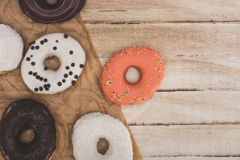 donuts op papier bakken  - Foto, afbeelding
