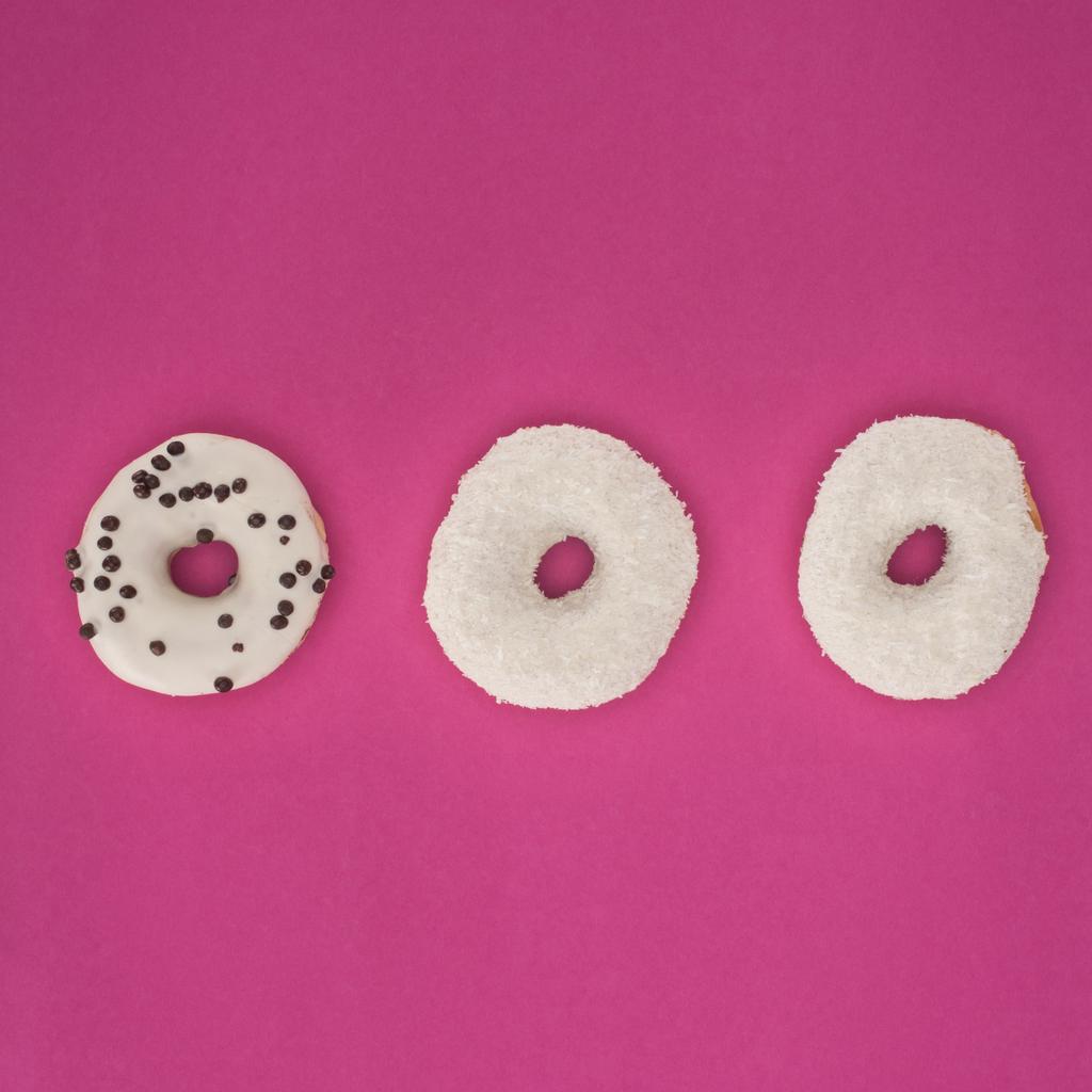 leckere weiße Donuts  - Foto, Bild