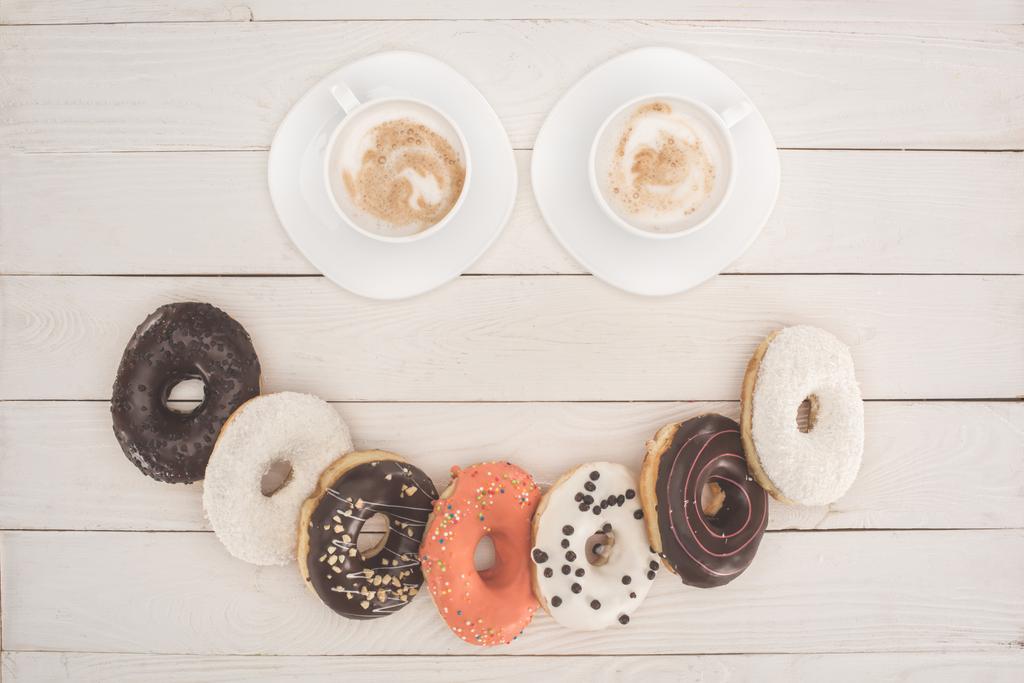 donuts en koffie - Foto, afbeelding