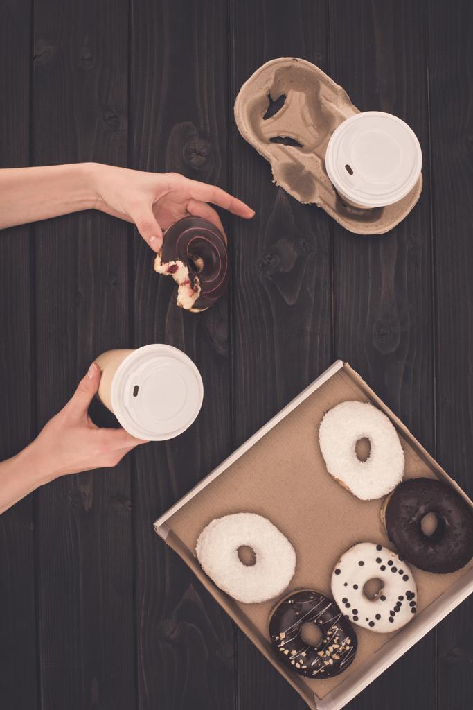 кофе и пончик в руках
 - Фото, изображение