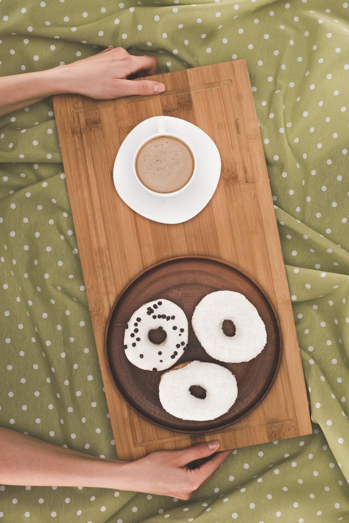 donuts en koffie op dienblad - Foto, afbeelding