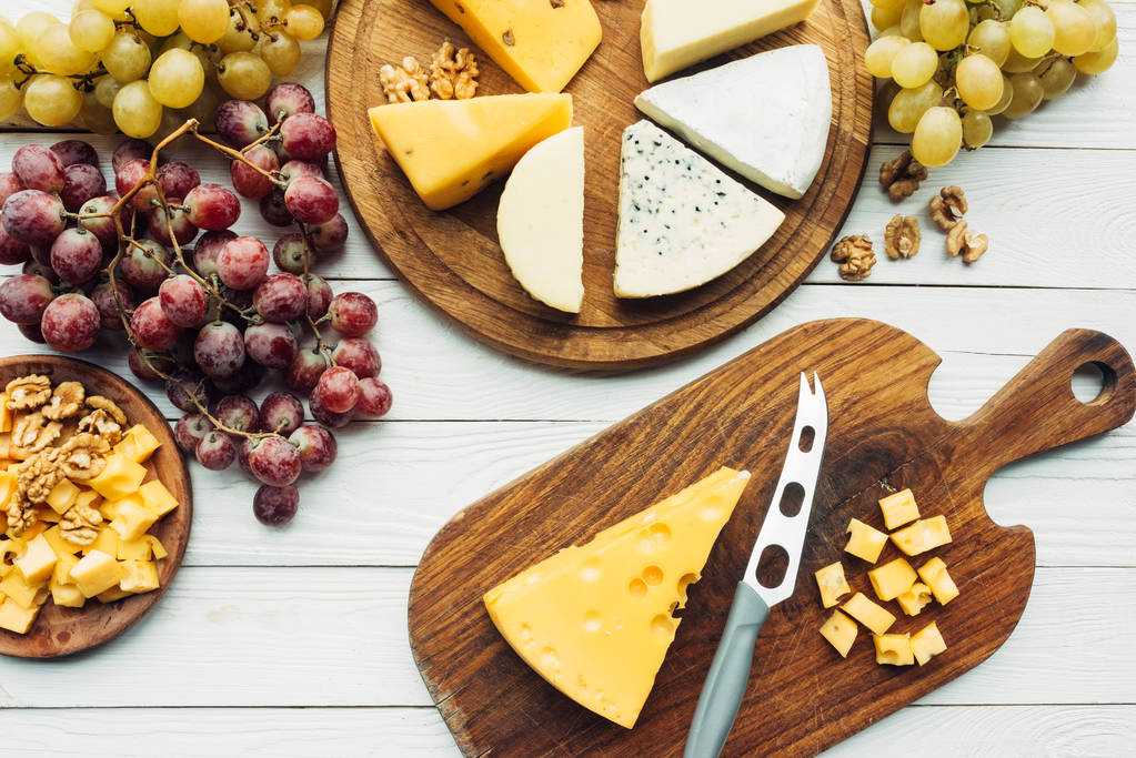 さまざまな種類のチーズとブドウ - 写真・画像