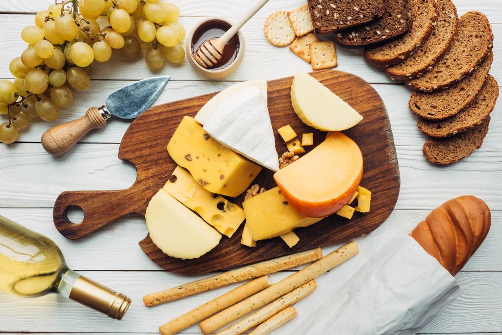 さまざまな種類のチーズとパン  - 写真・画像