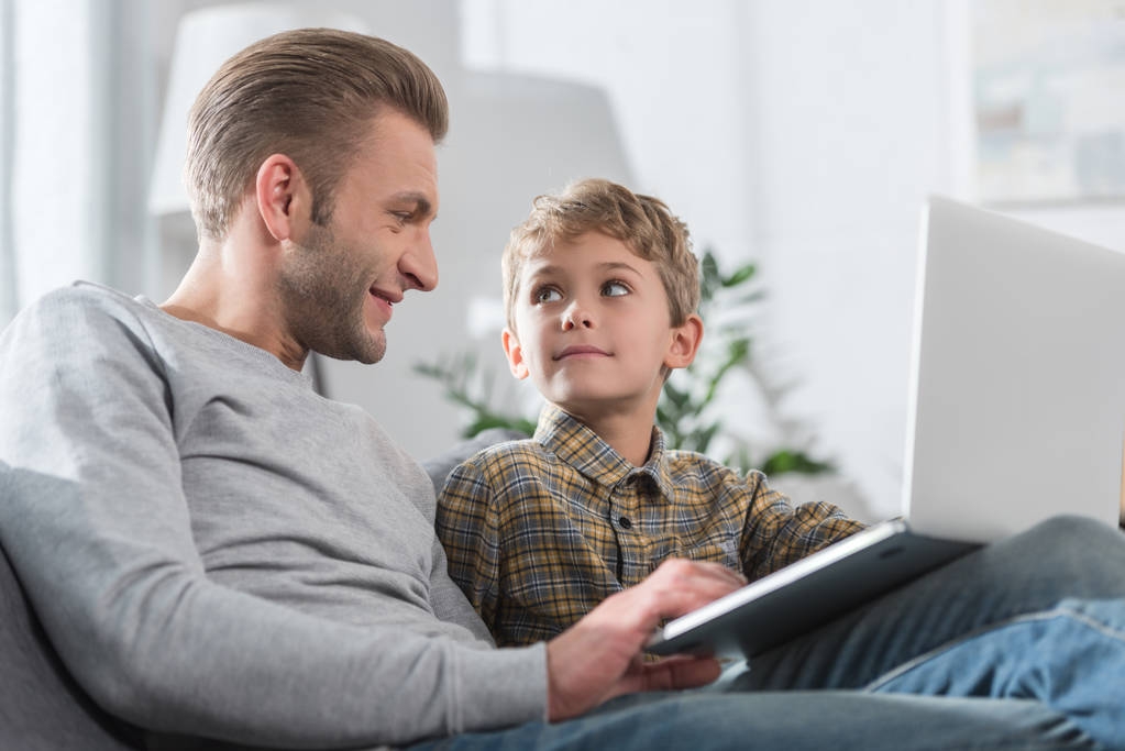Pai e filho olhando para laptop
 - Foto, Imagem