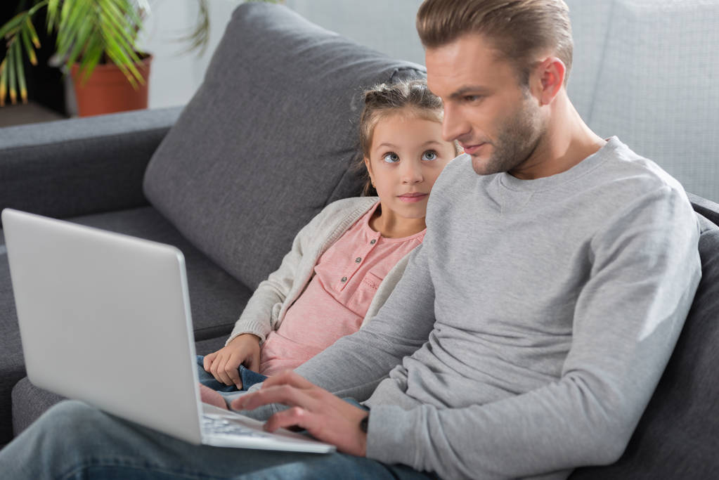 Apa és lánya látszó-on laptop - Fotó, kép