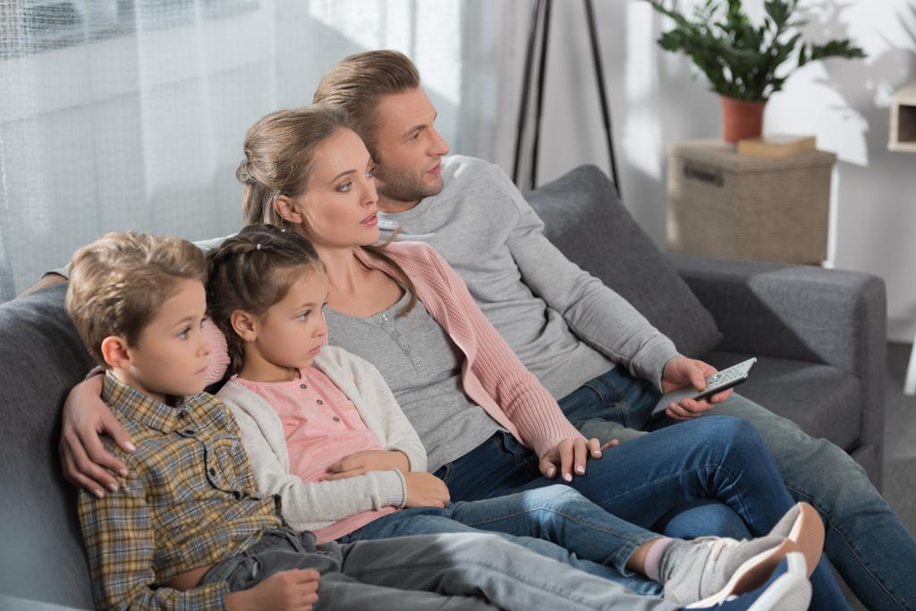 família assistindo tv - Foto, Imagem
