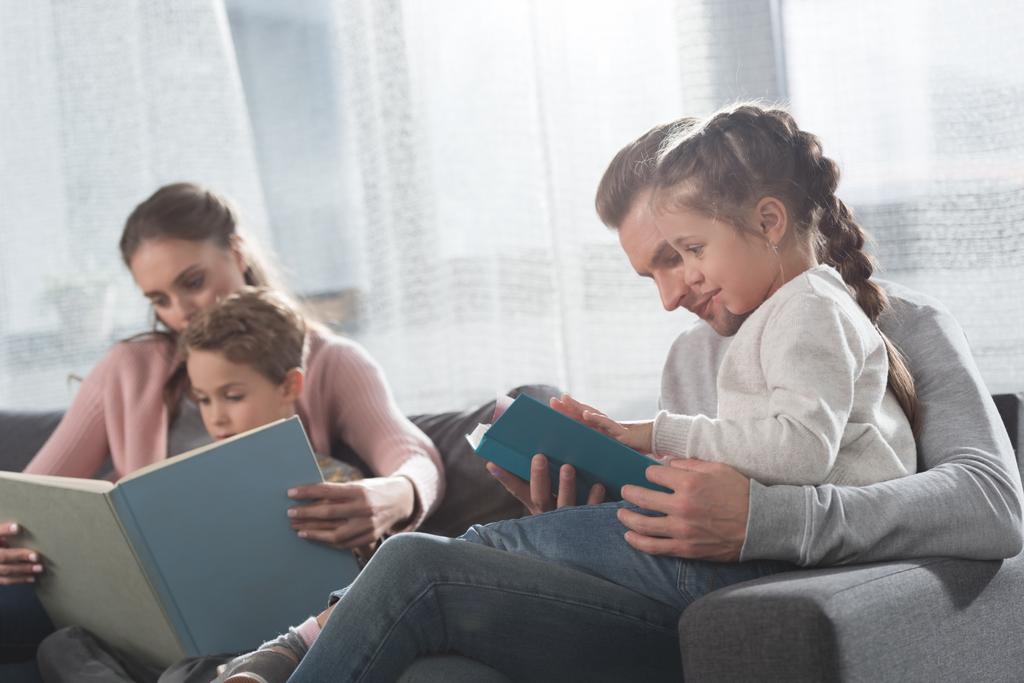 Γονείς διδάσκουν τα παιδιά διαβάζουν στο σπίτι - Φωτογραφία, εικόνα