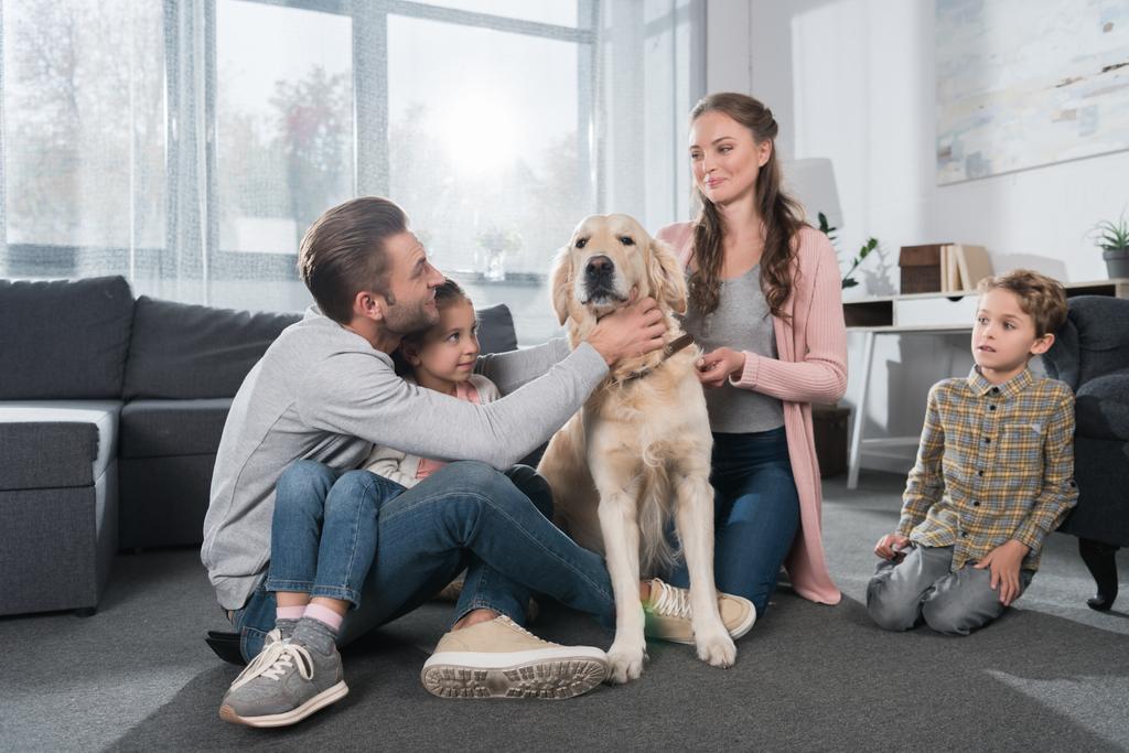 Οικογένεια κάθεται στο πάτωμα με το σκύλο  - Φωτογραφία, εικόνα
