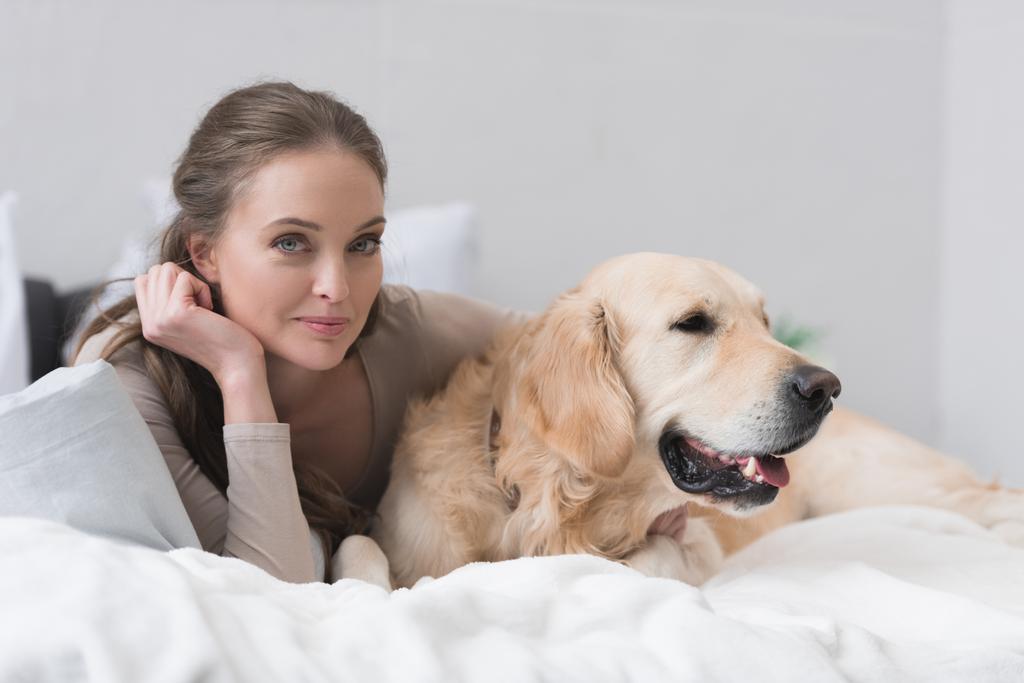 Frau mit Hund im Bett - Foto, Bild