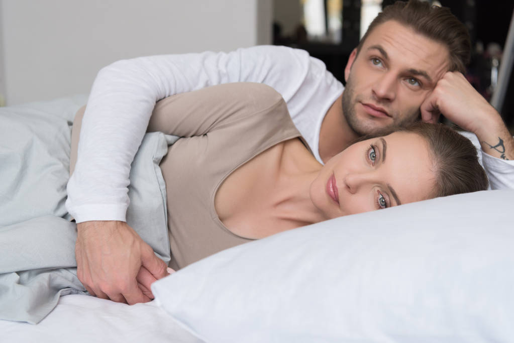 Fidanzato abbracciare fidanzata a letto
 - Foto, immagini