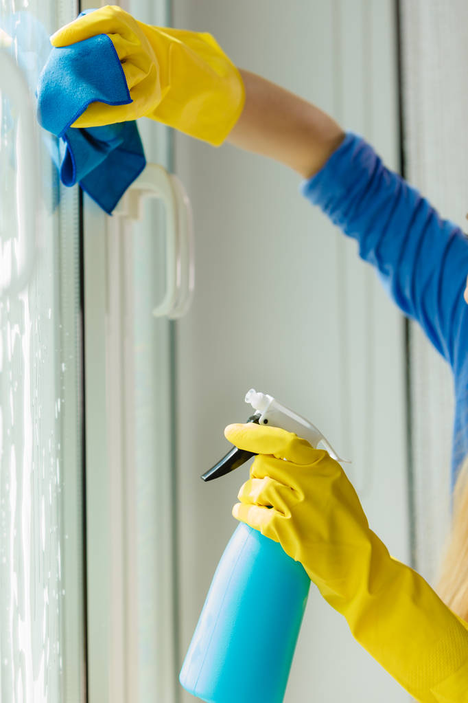洗剤ラグを使用して自宅で手掃除窓 - 写真・画像