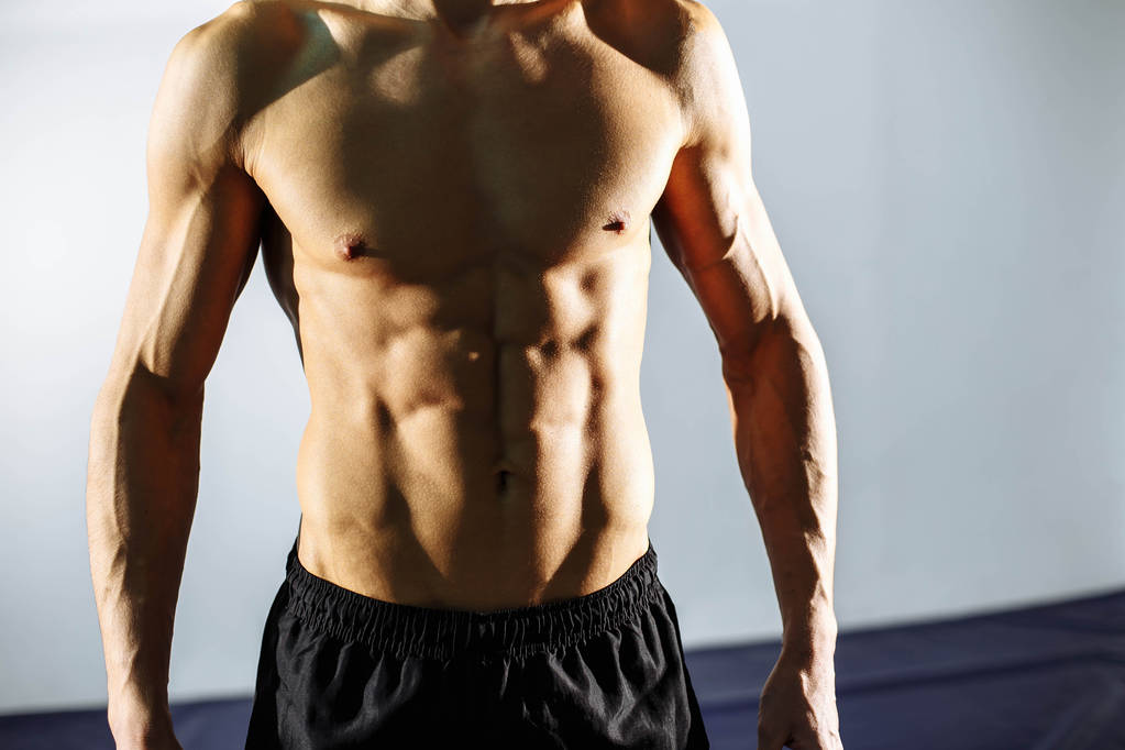 Homem atraente está mostrando seu corpo treinado
 - Foto, Imagem