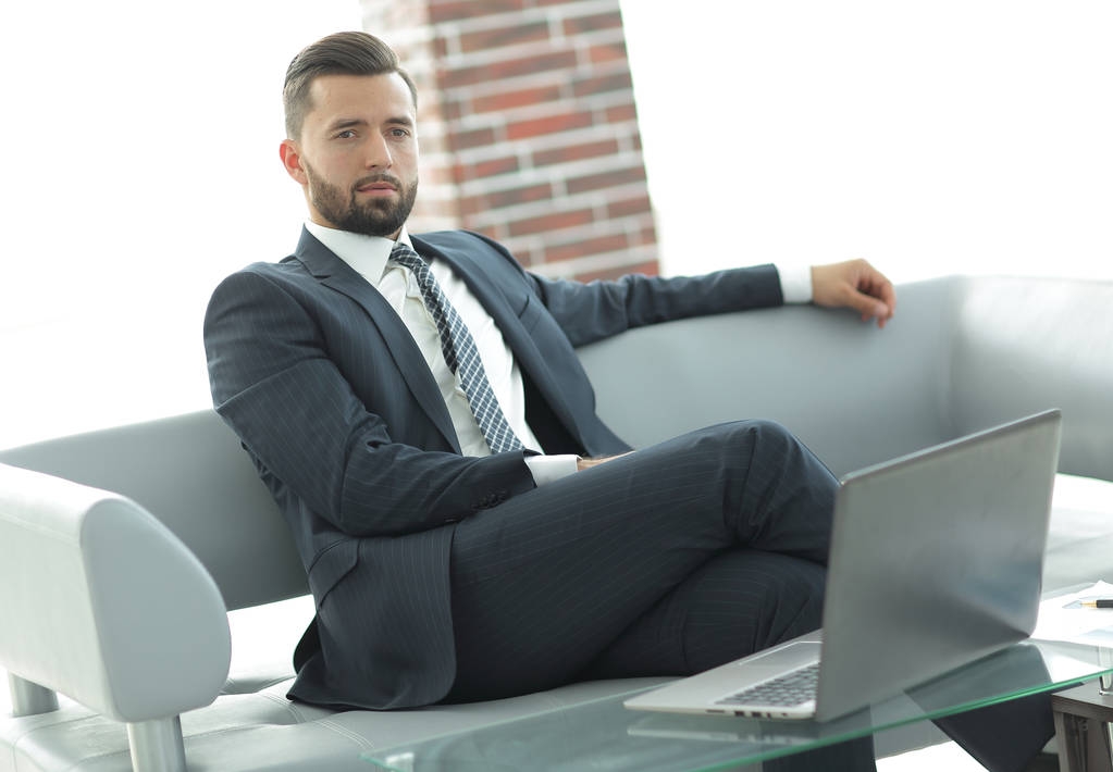 Портрет успішного бізнесмена, що сидить у офісному лобі
. - Фото, зображення