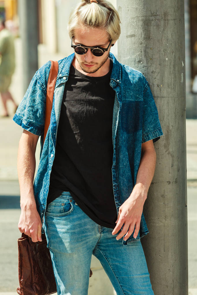 Hipster mies kävelee kaupungin läpi, kaupunkien tyyliin
 - Valokuva, kuva