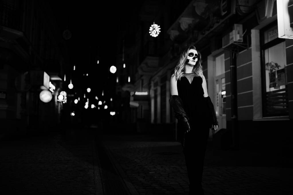 Crâne d'Halloween maquillage fille porter en noir la nuit rue de ci
 - Photo, image