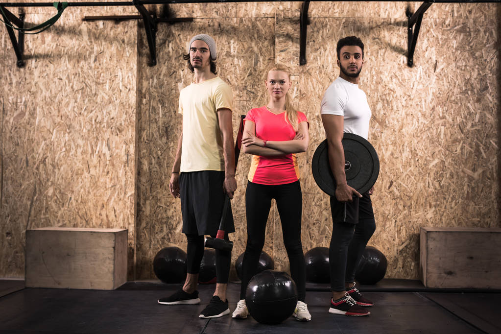 Sport Fitness osób grupy Krzyś sprzęt treningowy, młody człowiek zdrowy i kobieta siłowni wnętrze ćwiczeń - Zdjęcie, obraz