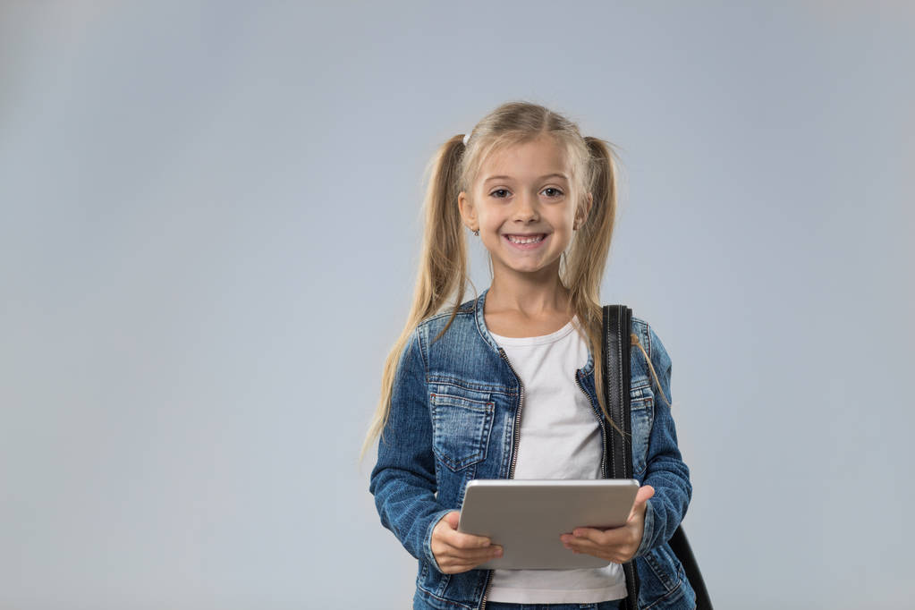 ほとんど 10 代の少女を使用してタブレット コンピューターでは、小さい子供の幸せな笑顔の子 - 写真・画像