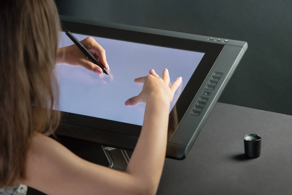 Vrouw hand puttend uit professionele grafisch tablet. Zwarte backgro - Foto, afbeelding