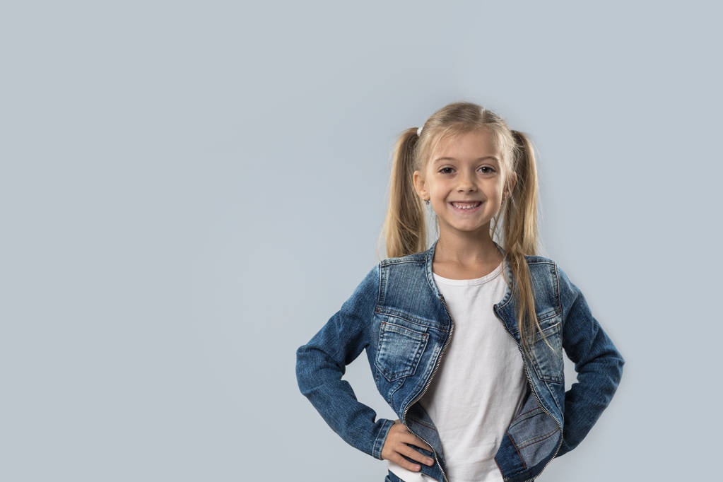 Belle petite fille heureux souriant porter Jeans Manteau isolé
 - Photo, image