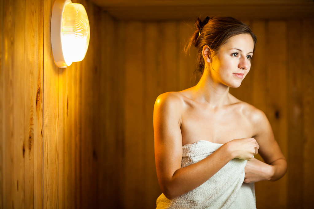 jovem mulher relaxante em uma sauna - Foto, Imagem