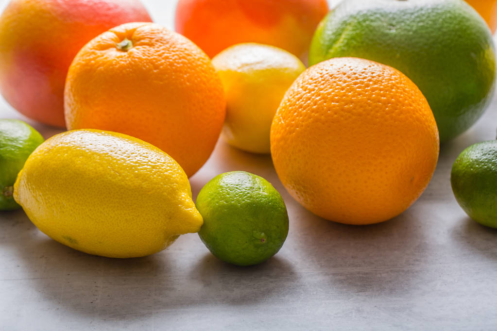 Świeże owoce cytrusowe. Liście limonki pomarańczowy grejpfrutowy cytryna z miętą - Zdjęcie, obraz