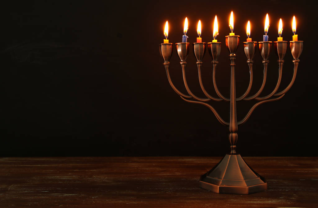 Jüdischer Feiertag Chanukka Hintergrund mit Menora (traditioneller Leuchter) und brennenden Kerzen - Foto, Bild